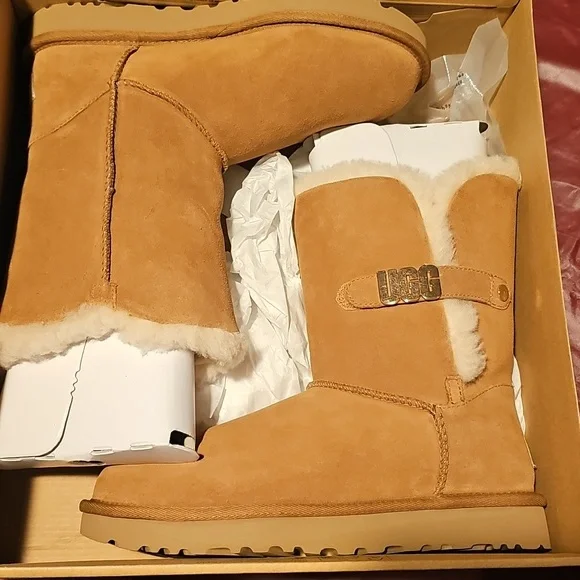 Brand New Bailey Ugg with metal graphic (chestnut).. size 7 - Picture 2 of 7